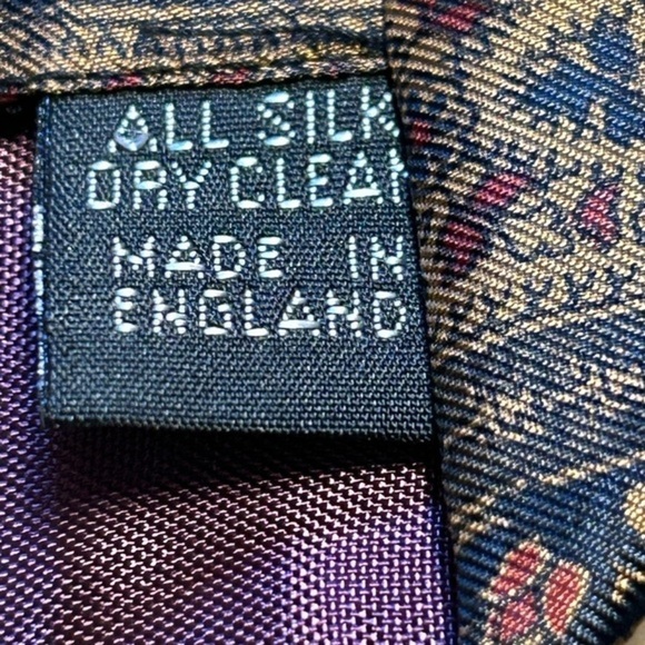 VINTAGE BURBERRYS OF LONDON MENS JOHN COMFORT 100% SILK NECK TIE - Picture 4 of 7